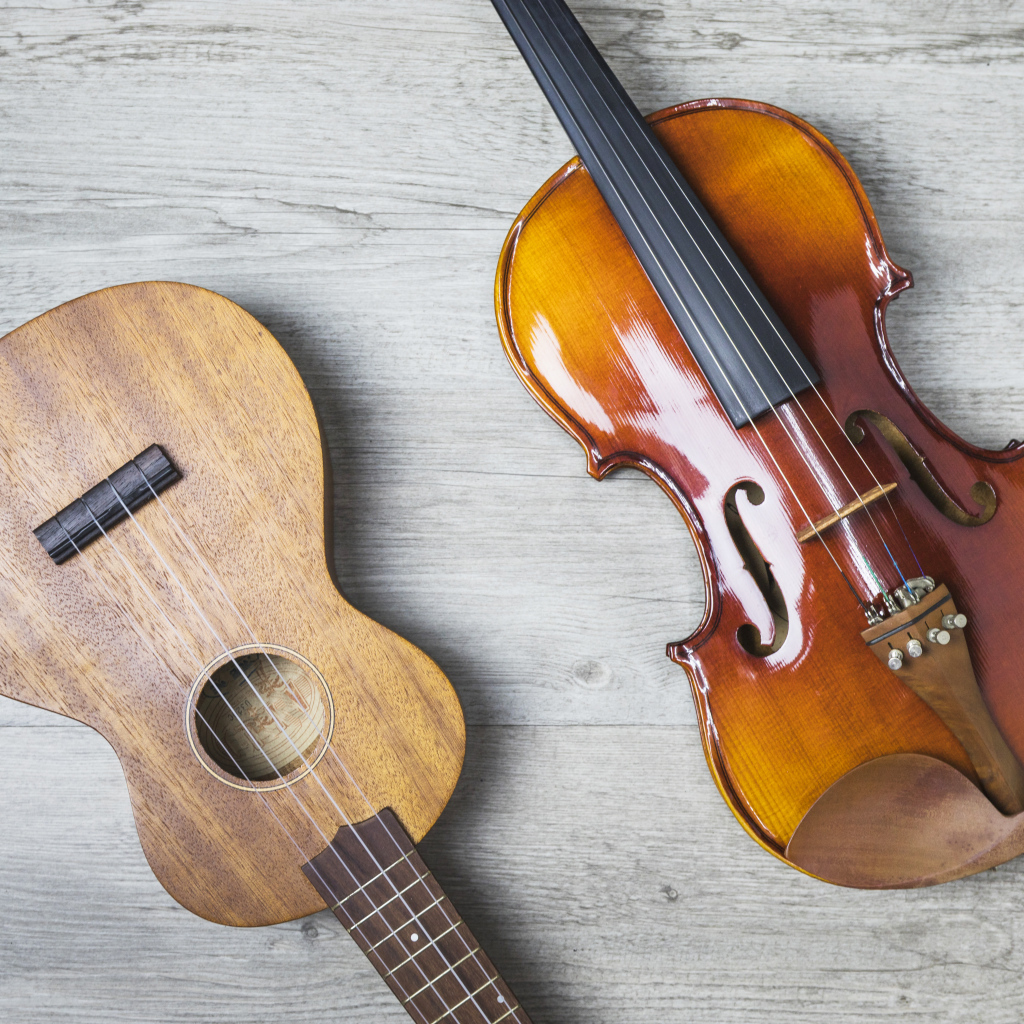 Скрипка и гитара на деревянном столе