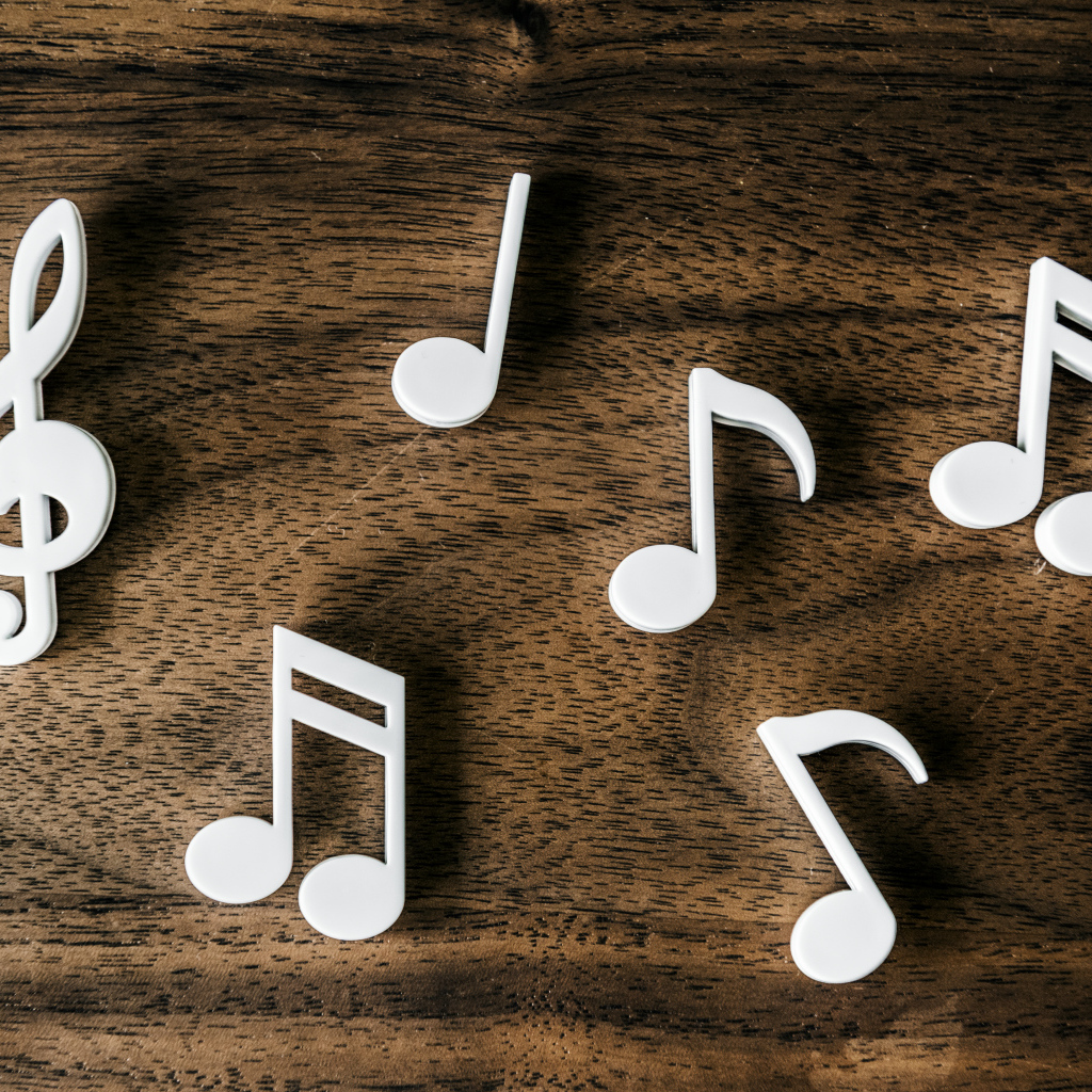 Белые ноты на деревянном столе