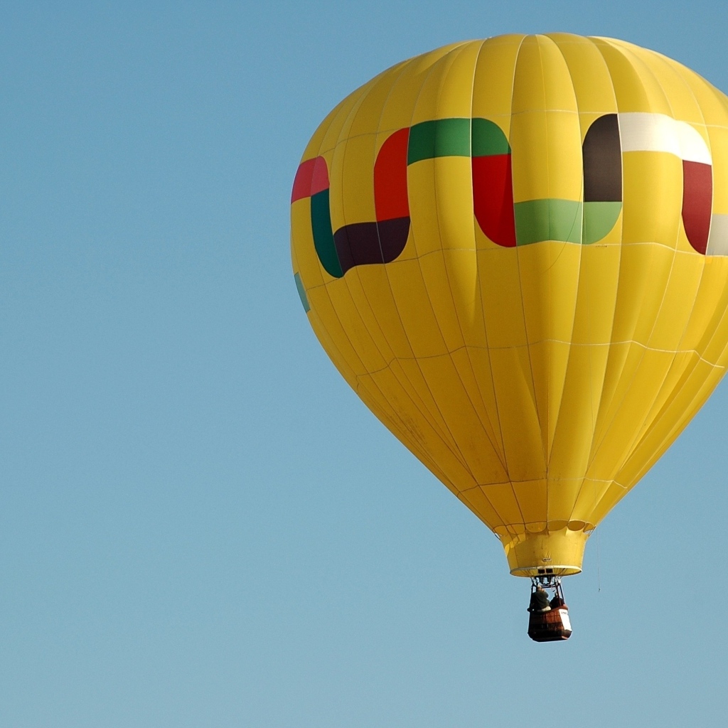 Большой желтый воздушный шар в голубом небе