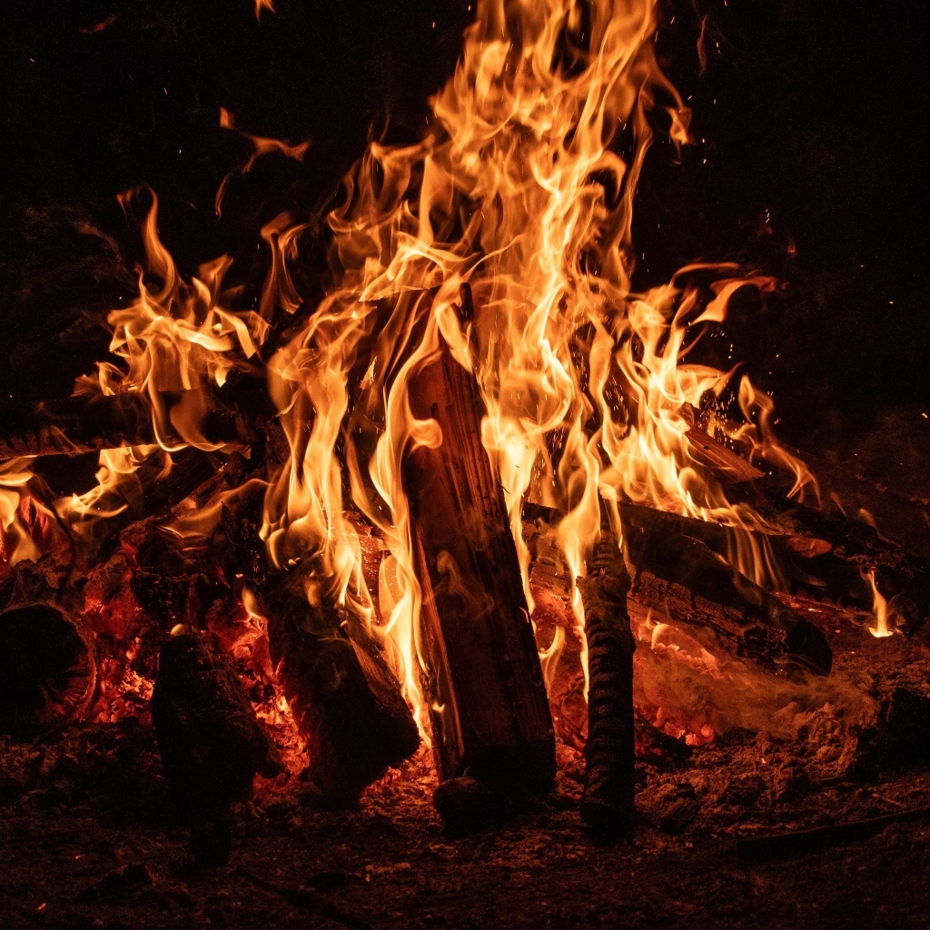 Яркое пламя костра ночью