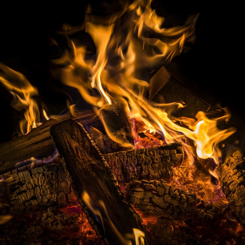 Дрова с огнем к костре ночью