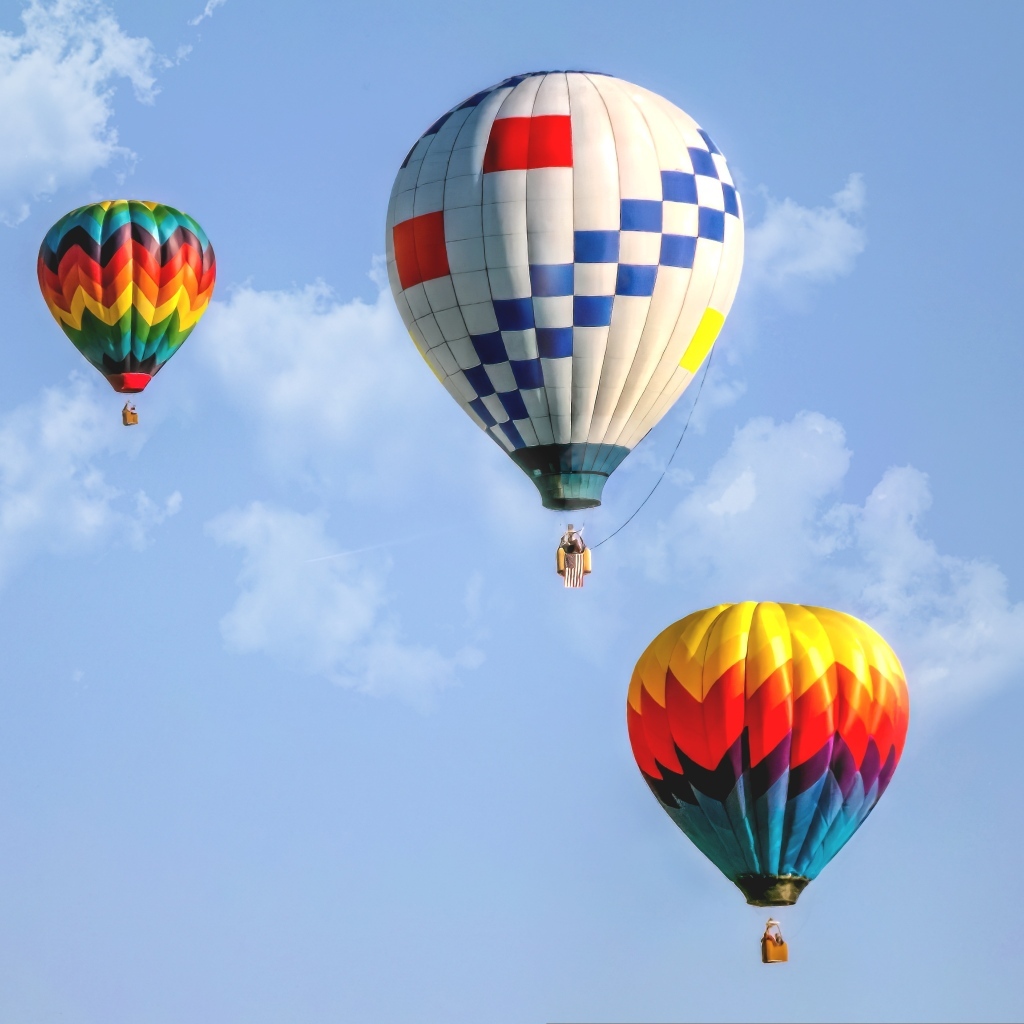 Три воздушных шара в голубом небе