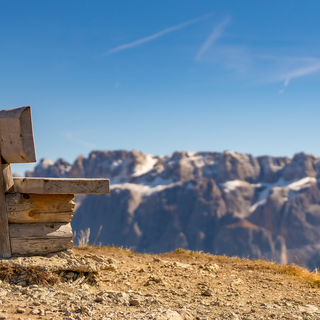 Деревянная лавка в лучах солнца в горах