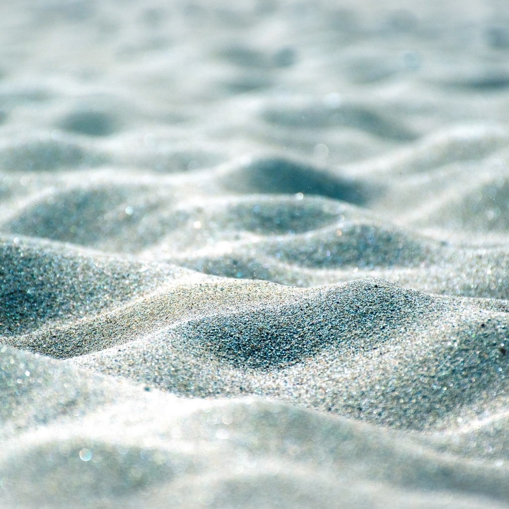 Блестящие волны песка на пляже