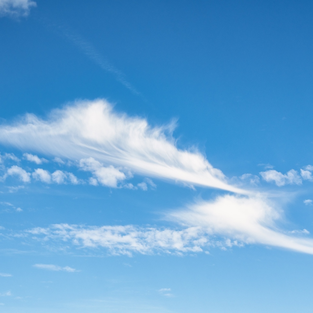 Красивое голубое ясное небо с белыми облаками