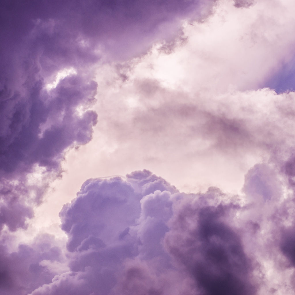 Фиолетовые грозовые облака в небе