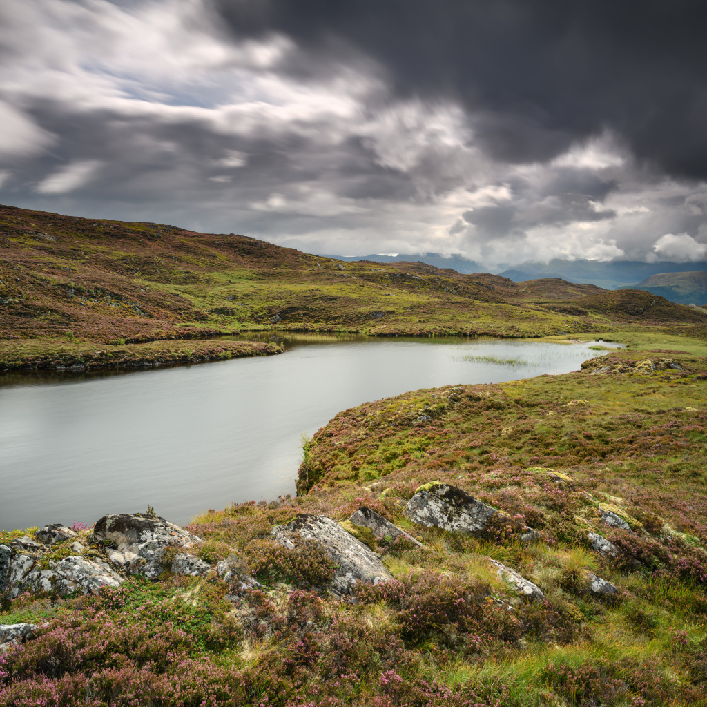 Густые грозовые облака над рекой 