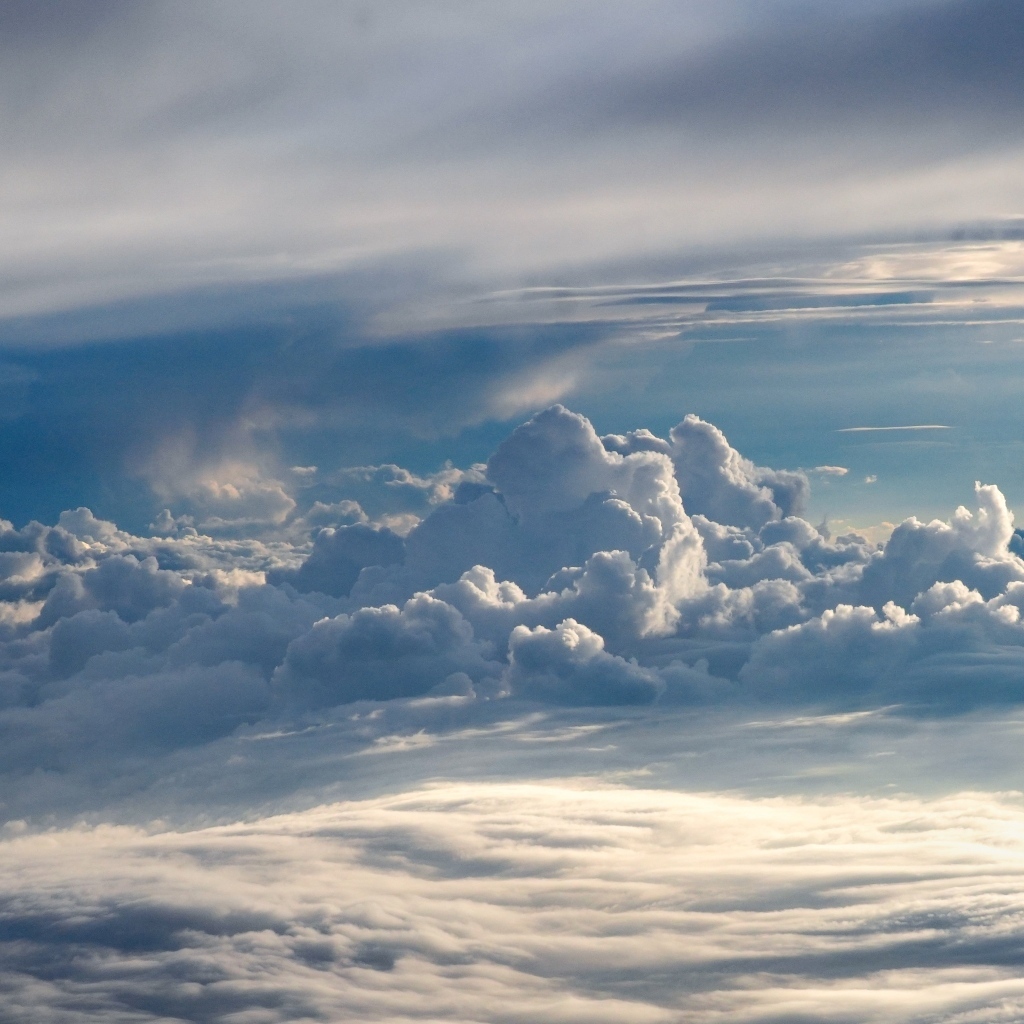 Густые белые облака в лучах солнца
