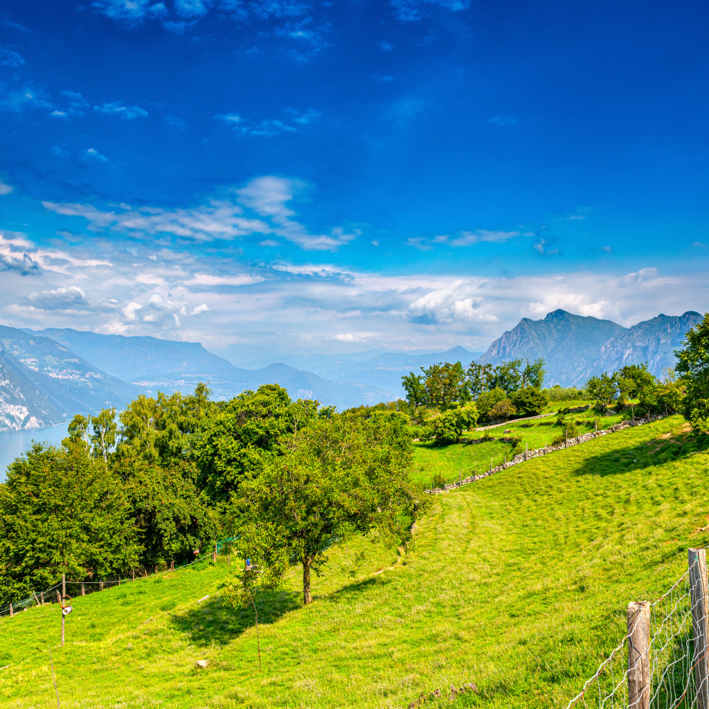 Голубое небо над зелеными холмами и горами