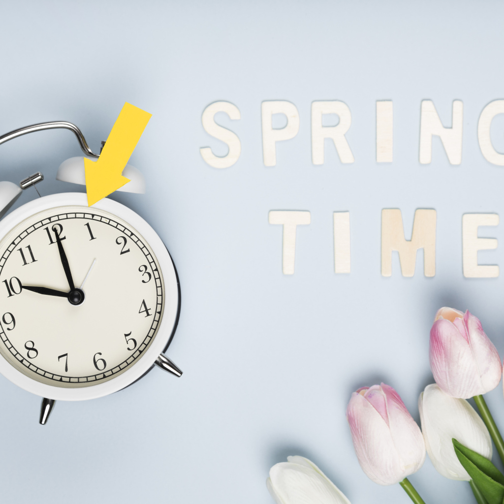 Будильник на голубом фоне с тюльпанами и надписью