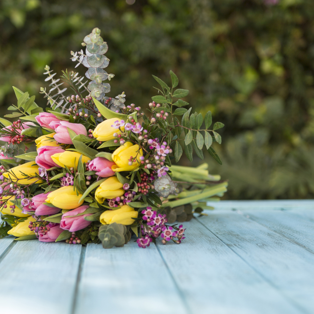 Красивый букет желтых и розовых тюльпанов