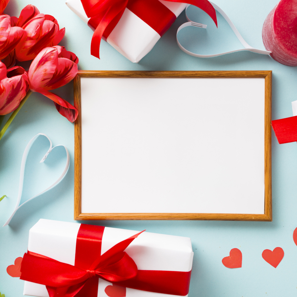 Красивый шаблон поздравительной открытки с цветами и подарками на голубом фоне