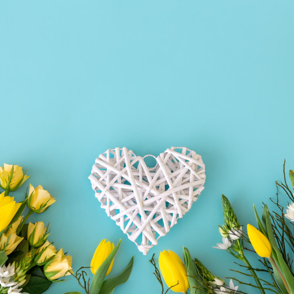 Голубой фон с белым сердцем и желтыми цветами