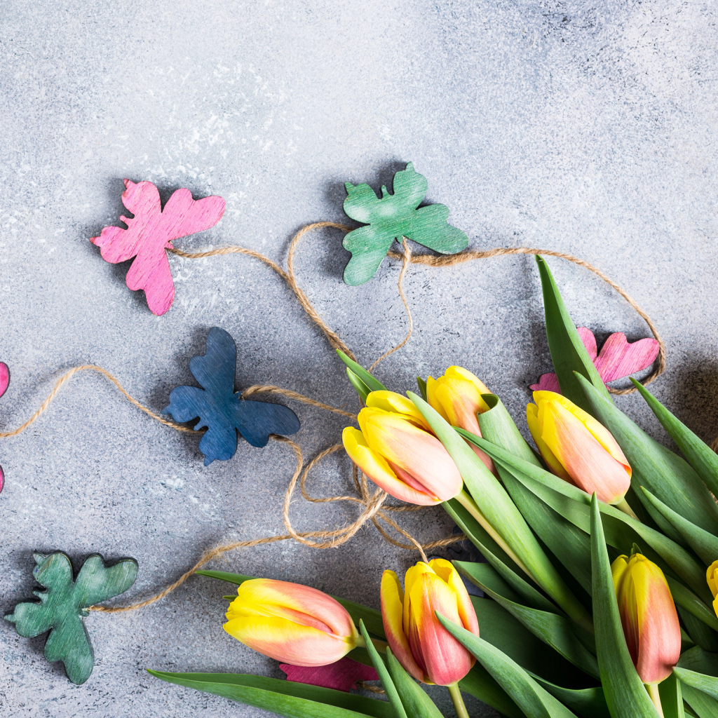 Букет коричневых тюльпанов с бабочками на сером фоне