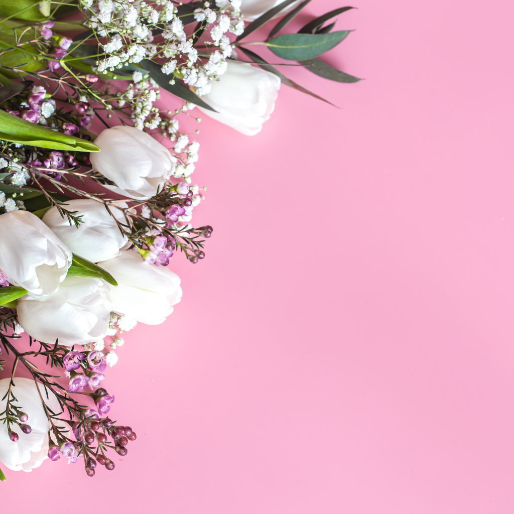 Букет весенних цветов на розовом фоне