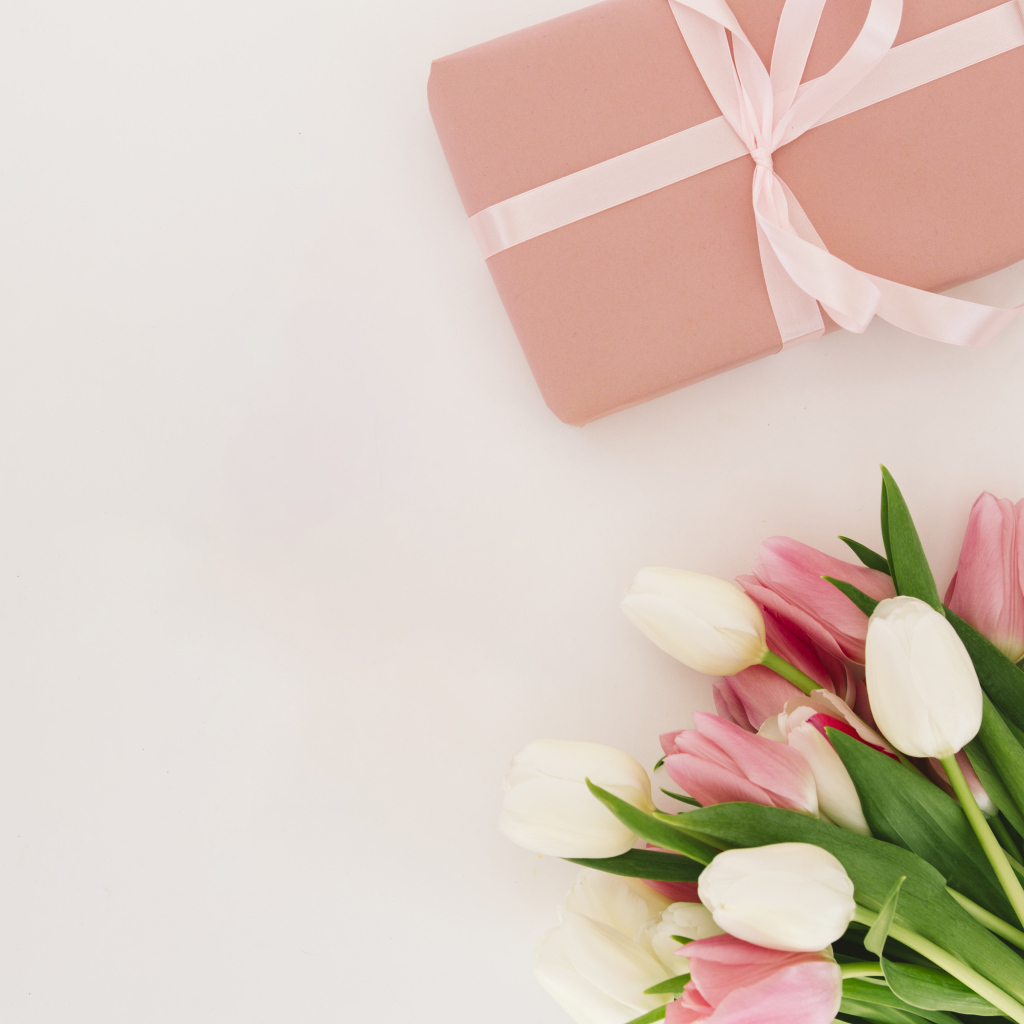 Букет тюльпанов с подарком на розовом фоне, шаблон открытки