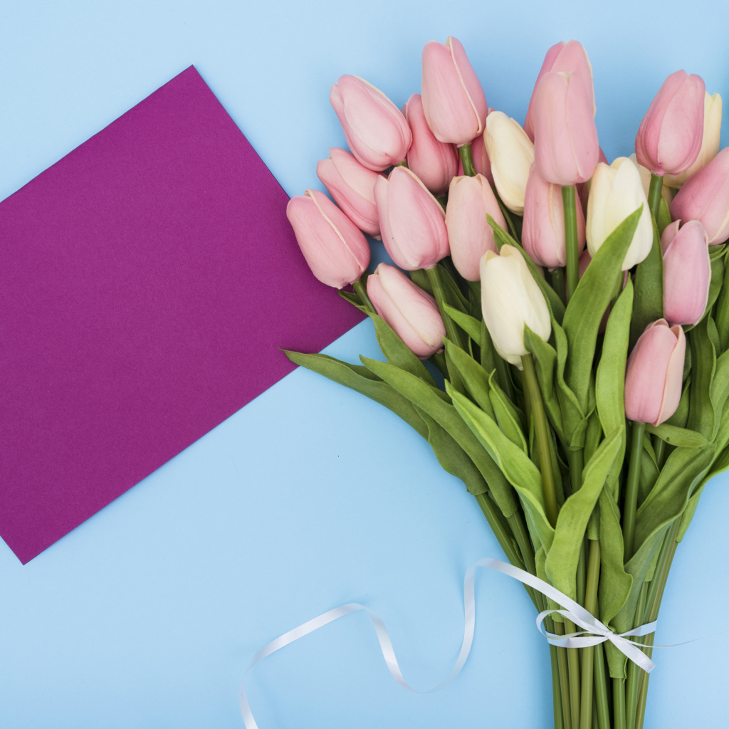 Букет тюльпанов с листом бумаги на голубом фоне, шаблон для открытки