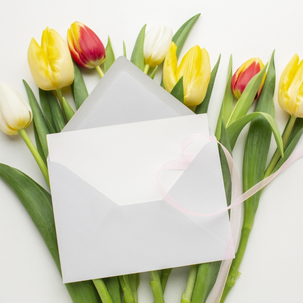 Букет тюльпанов с белым конвертом