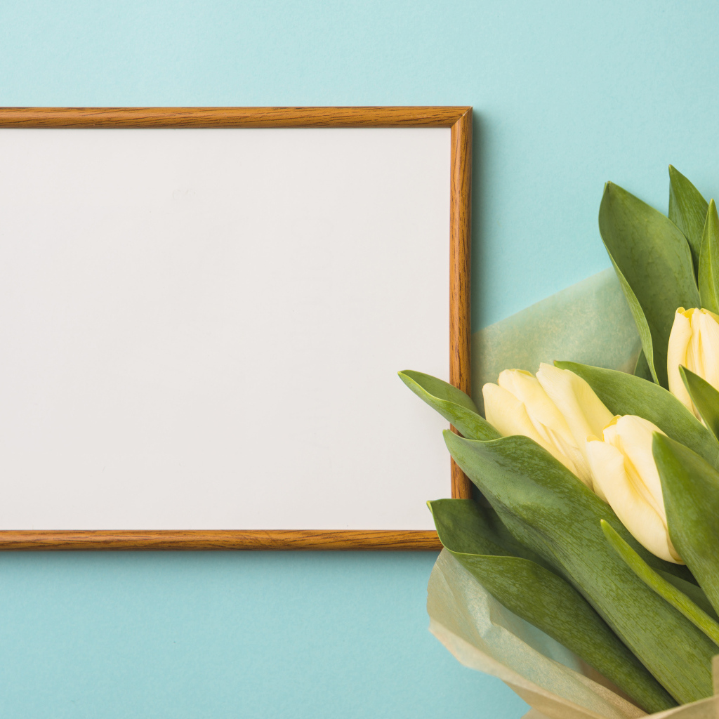 Букет желтых тюльпанов с рамкой на голубом фоне,  шаблон для открытки