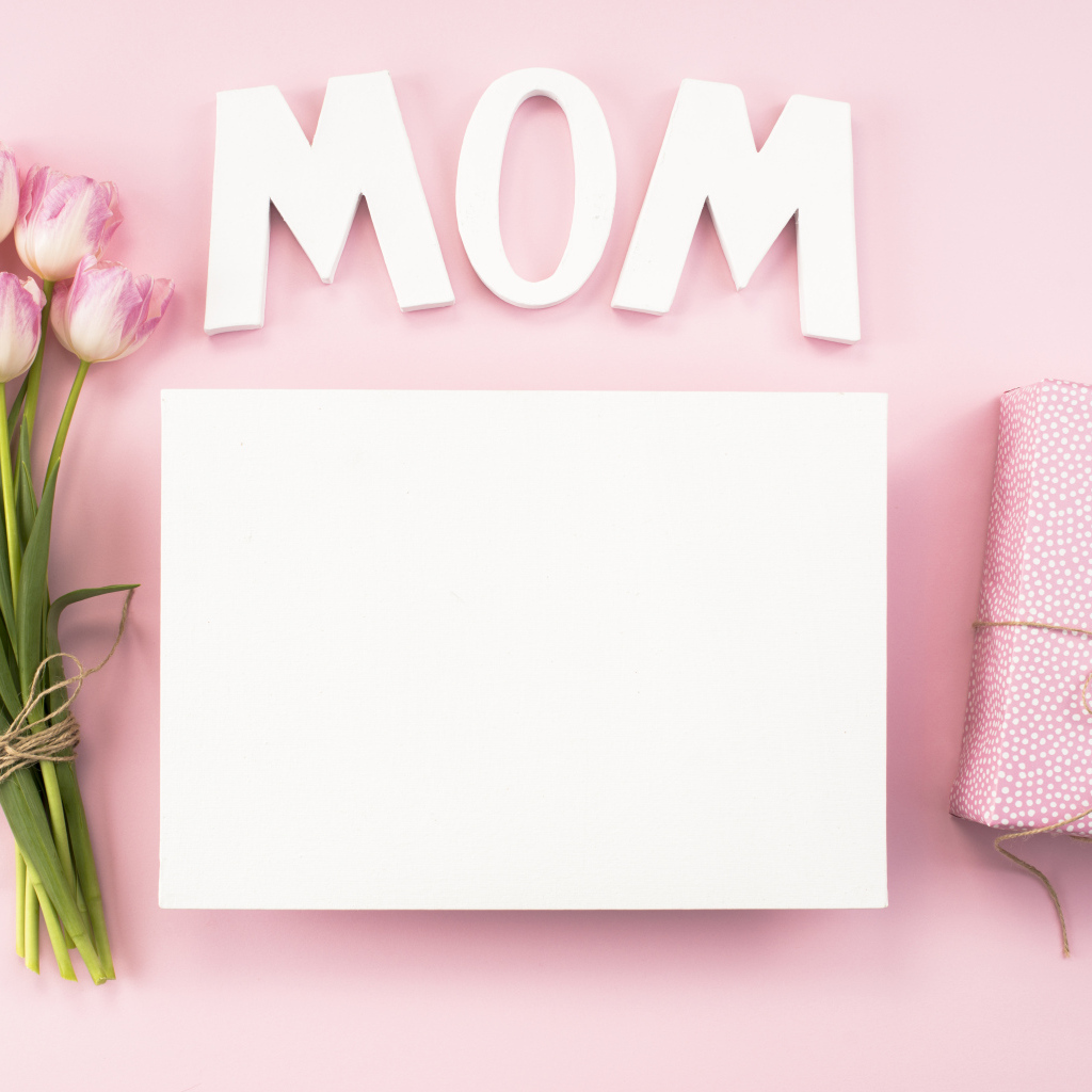 Шаблон открытки для мамы на розовом фоне с тюльпанами