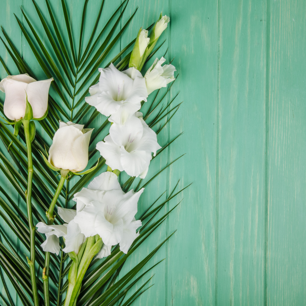 Нежные белые гладиолусы с розой на зеленом фоне