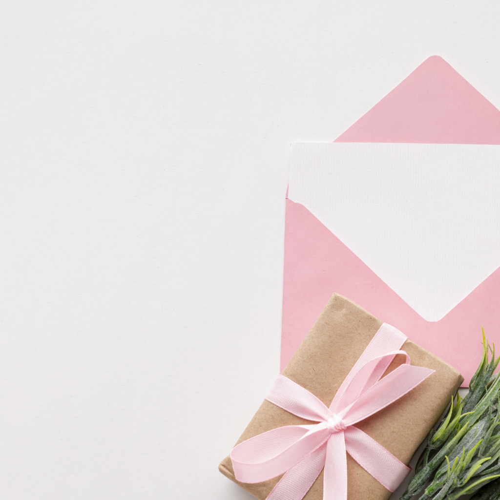 Конверт с цветами и подарком на белом фоне