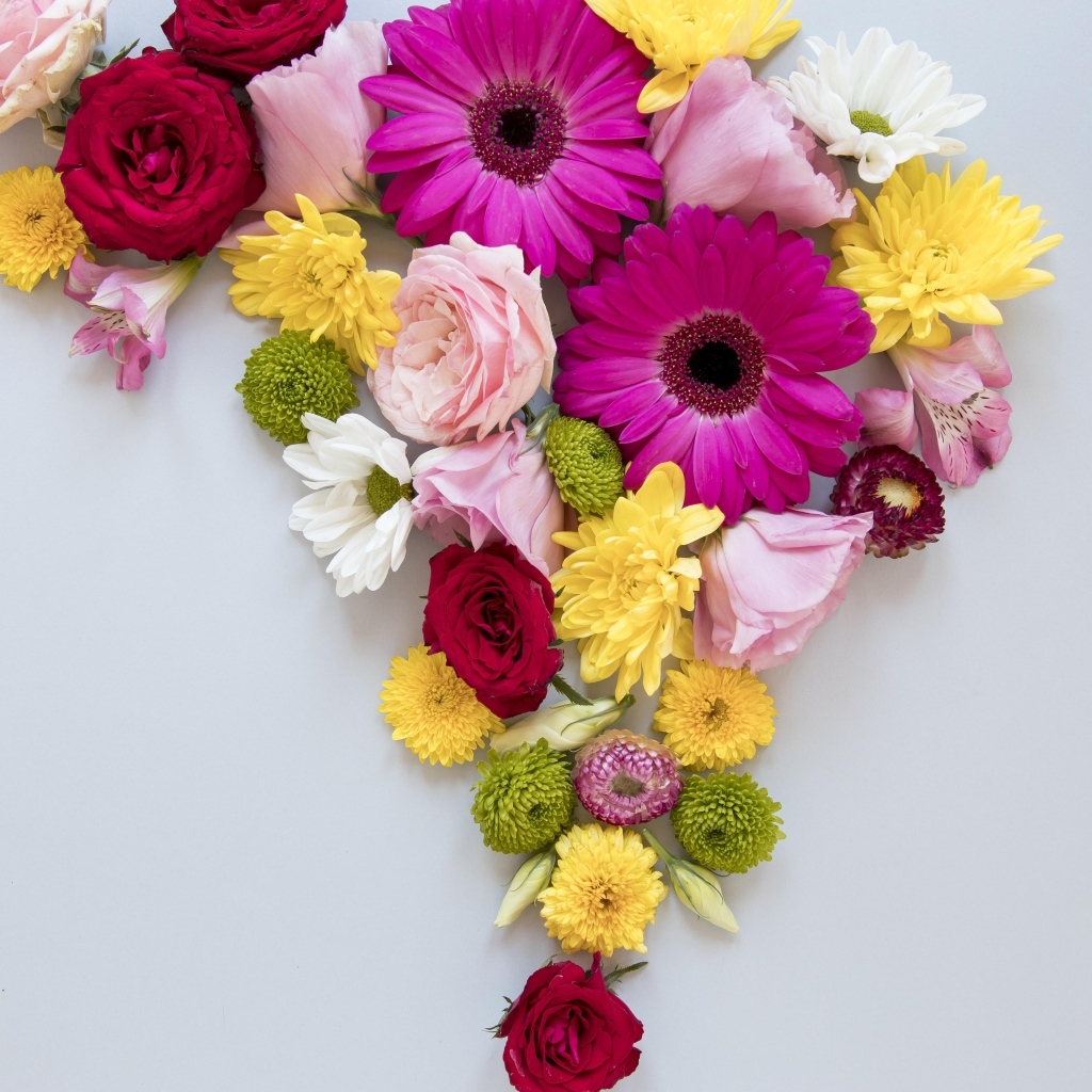 Цветочная композиция на сером фоне