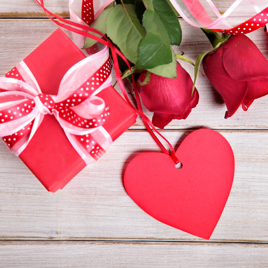 Подарок и красное сердце с розами для любимой