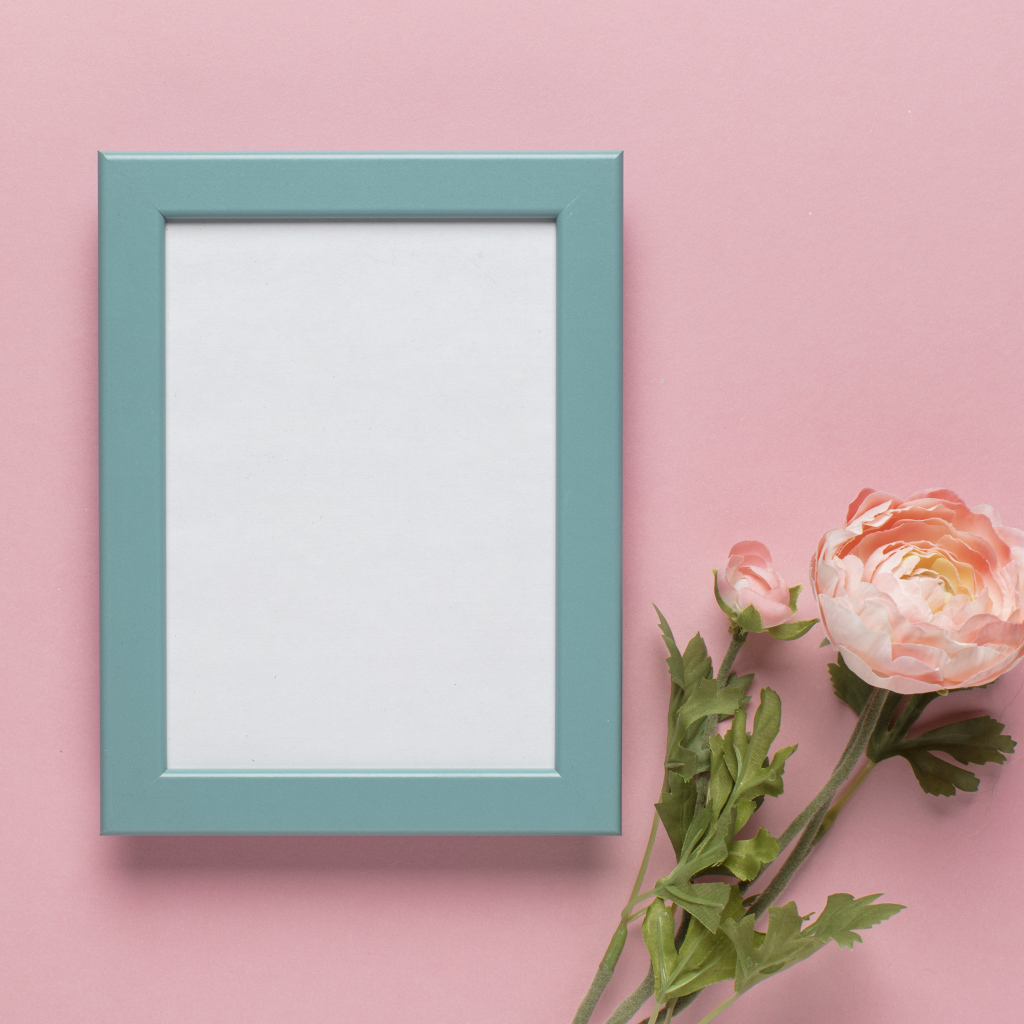 Рамка для фото с цветком лютика на розовом фоне, шаблон