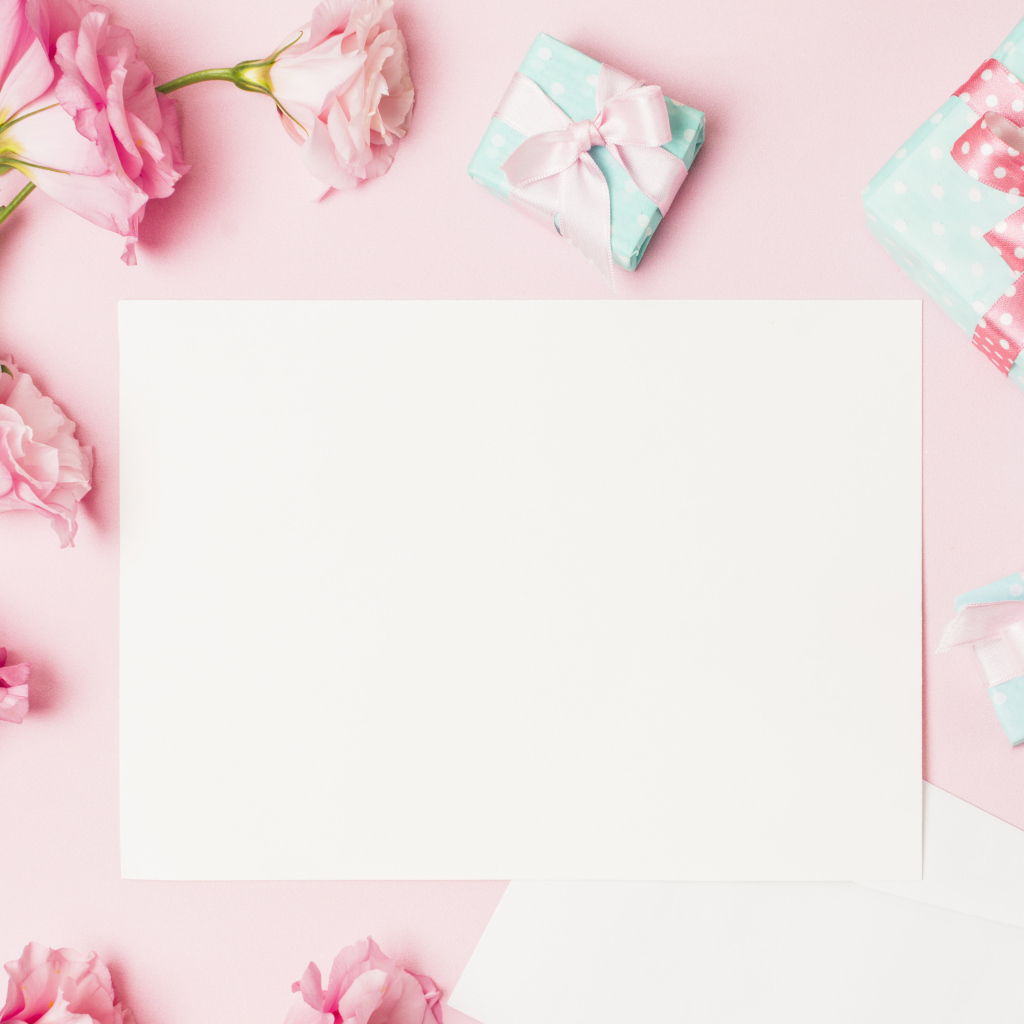 Розовые цветы эустомы с подарками и листом на розовом фоне