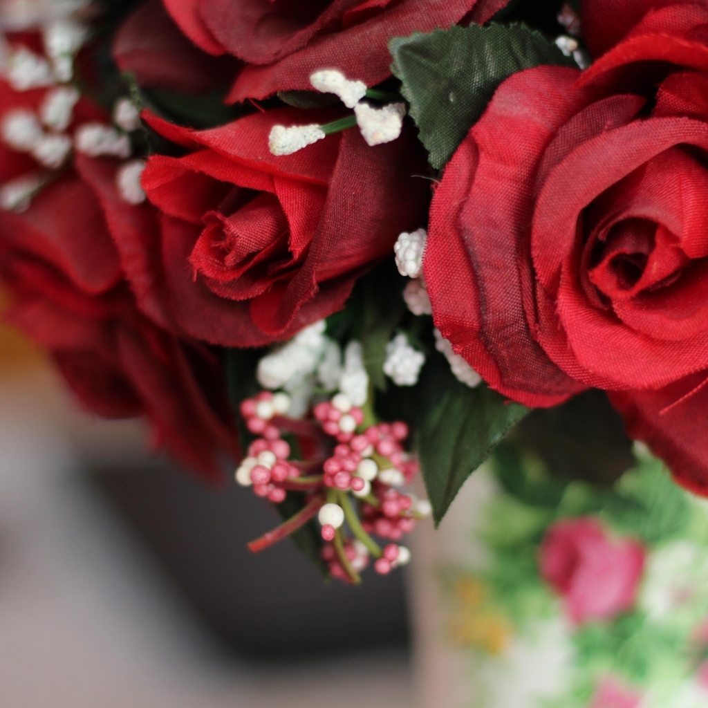 Красные искусственные розы на столе