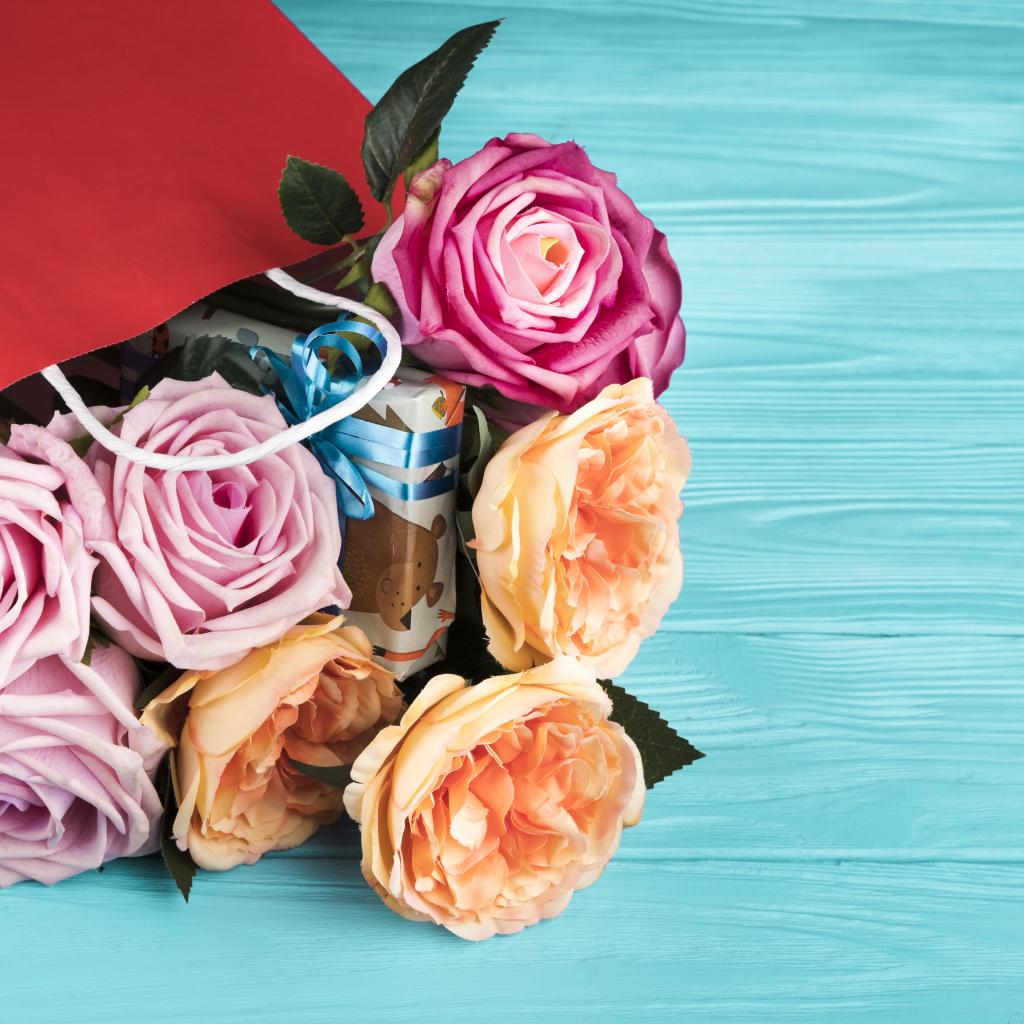 Розы в красном пакете на голубом фоне