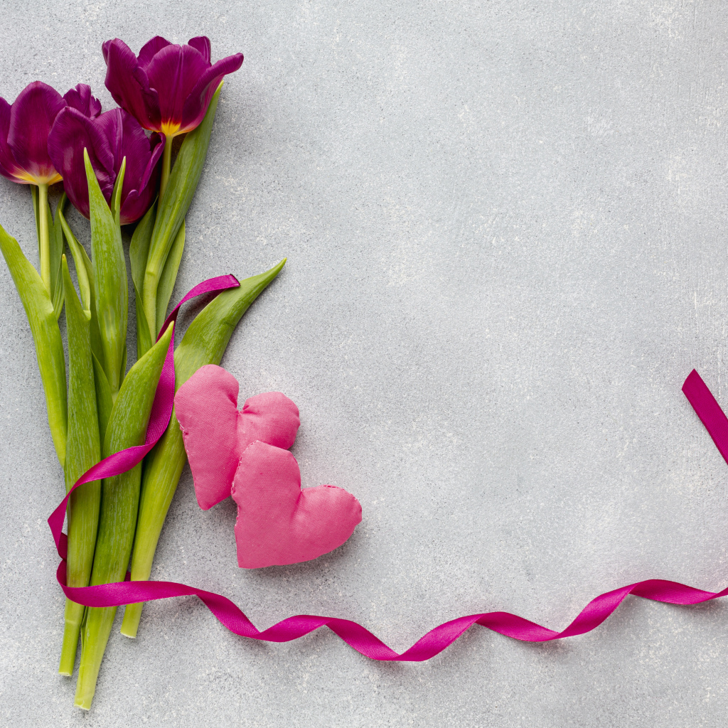 Три тюльпана, сердечко и лента на сером фоне