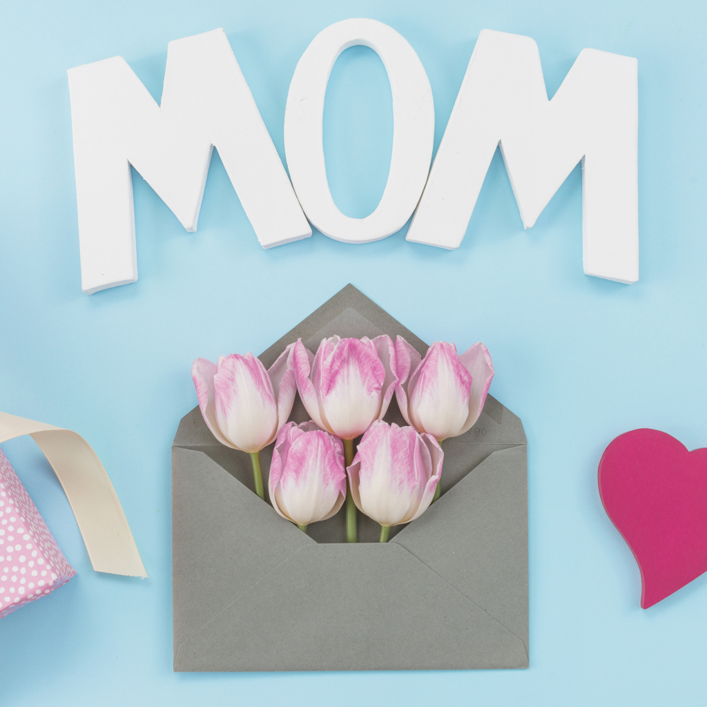 Тюльпаны в конверте на голубом фоне для мамы