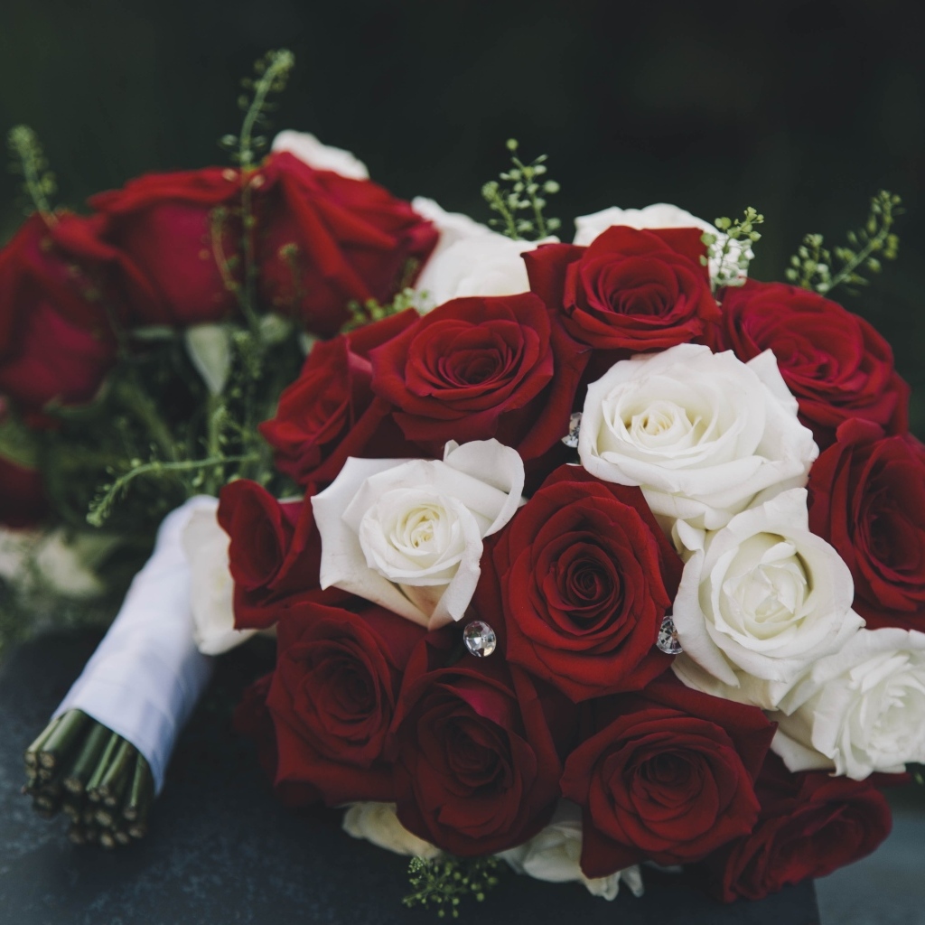 Два букета с красными и белыми розами с бриллиантами