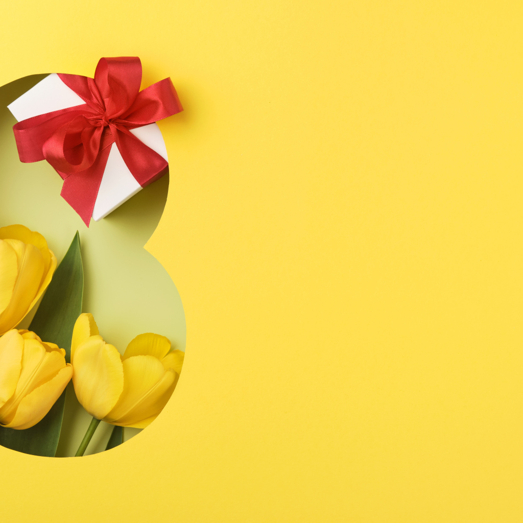 Желтые тюльпаны и цифра восемь на желтом фоне