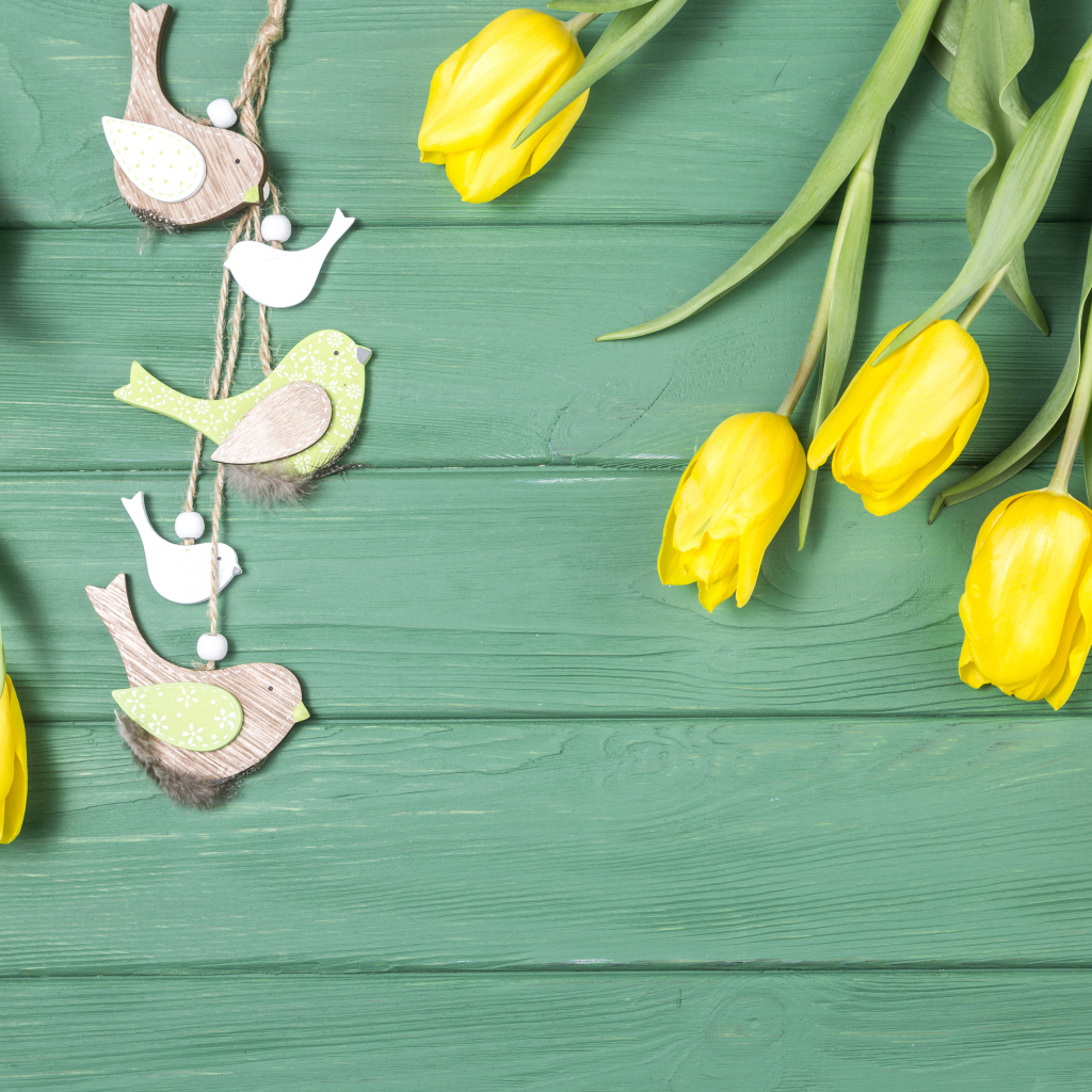 Желтые тюльпаны на голубом фоне с птичками