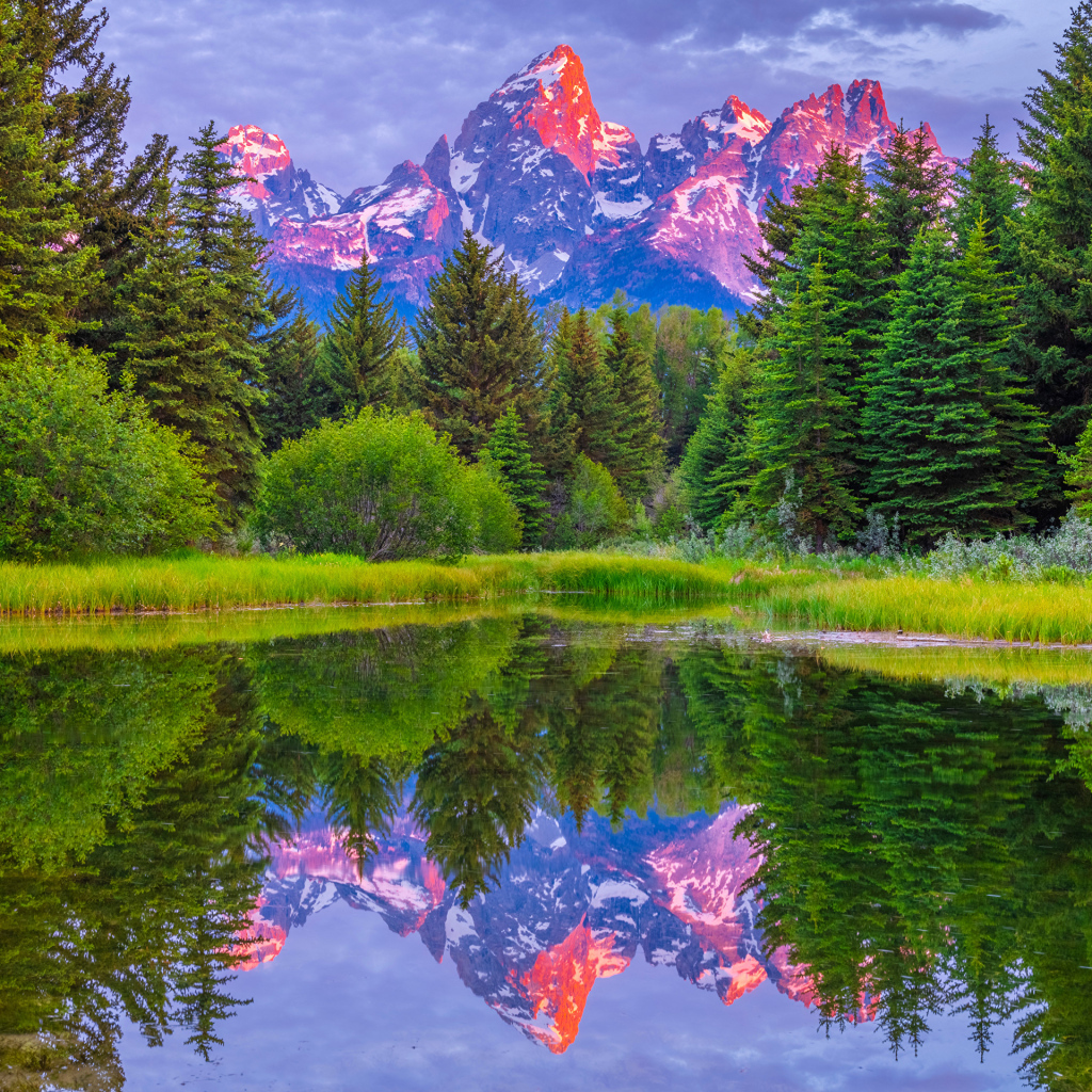 Красивый горный пейзаж в лучах солнца отражается в воде