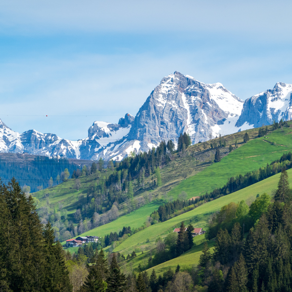 Красивый вид на заснеженные Альпы под голубым небом, Австрия