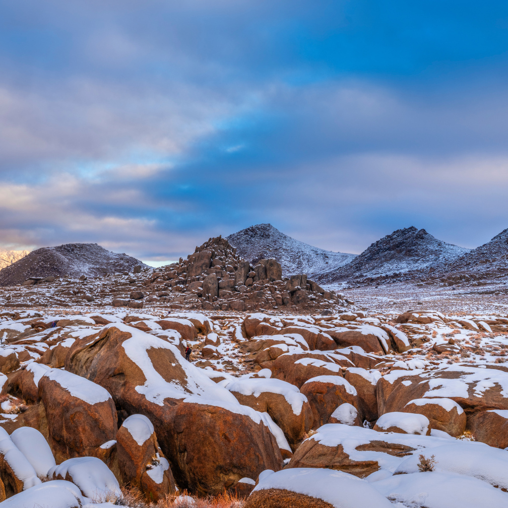 Большие заснеженные камни в горах 