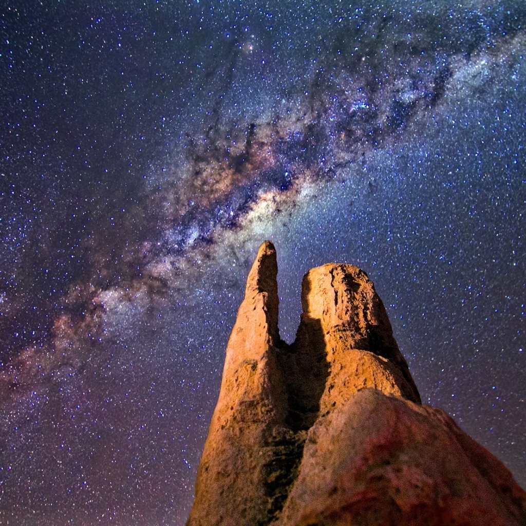 Млечный путь в звездном небе над острой  горной вершиной