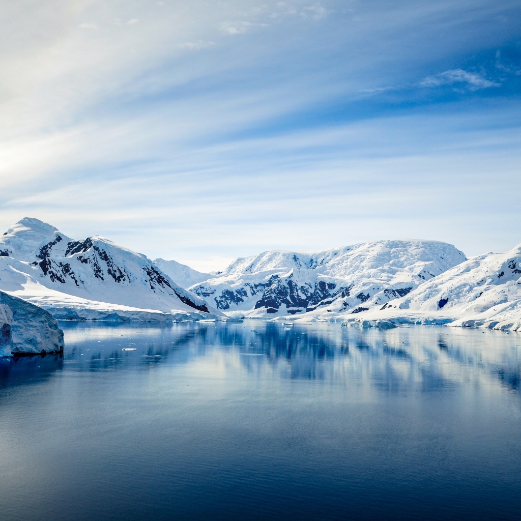 Покрытые холодным белым снегом горы у моря