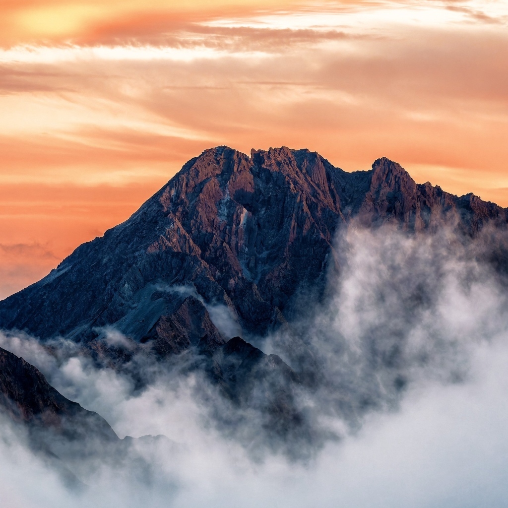 Горы под красивым небом в облаках