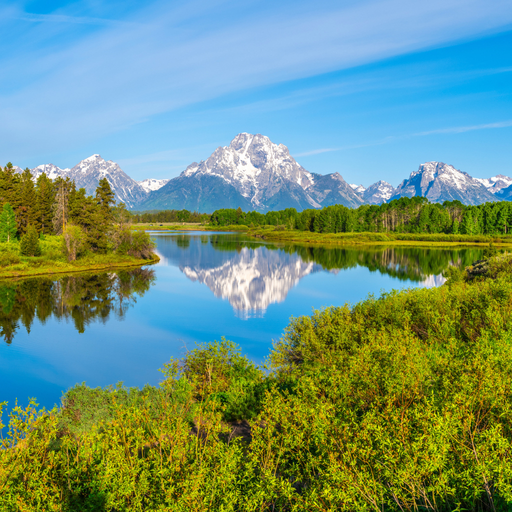 Тихая река на фоне гор в национальном парке Гранд-Титон