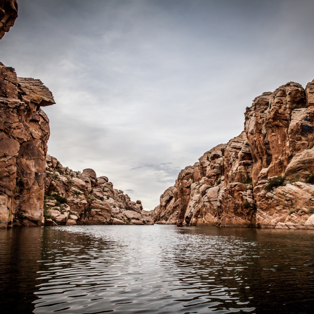 Скалы отражаются в воде реки