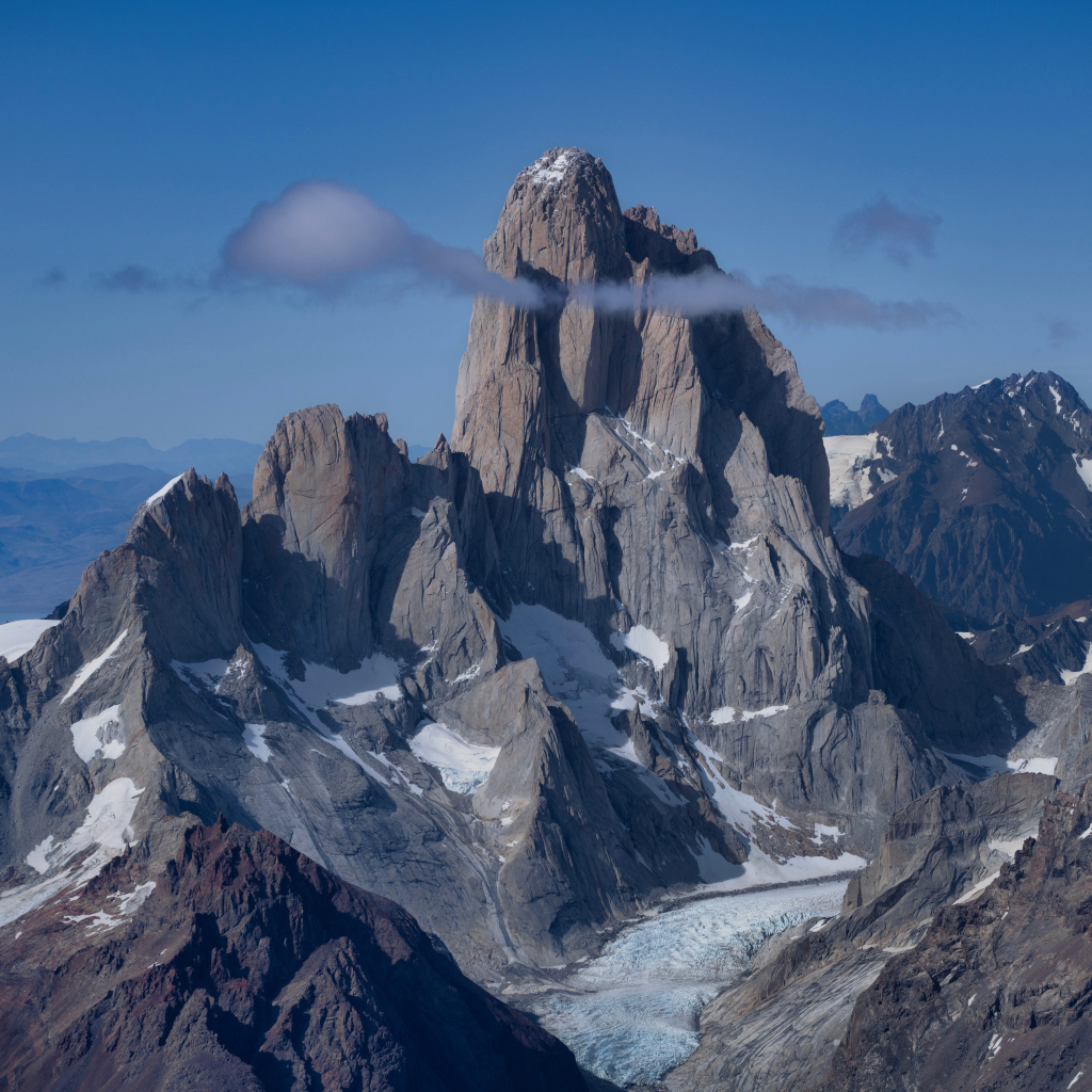 Острая горная вершина Фицрой под голубым небом, Аргентина