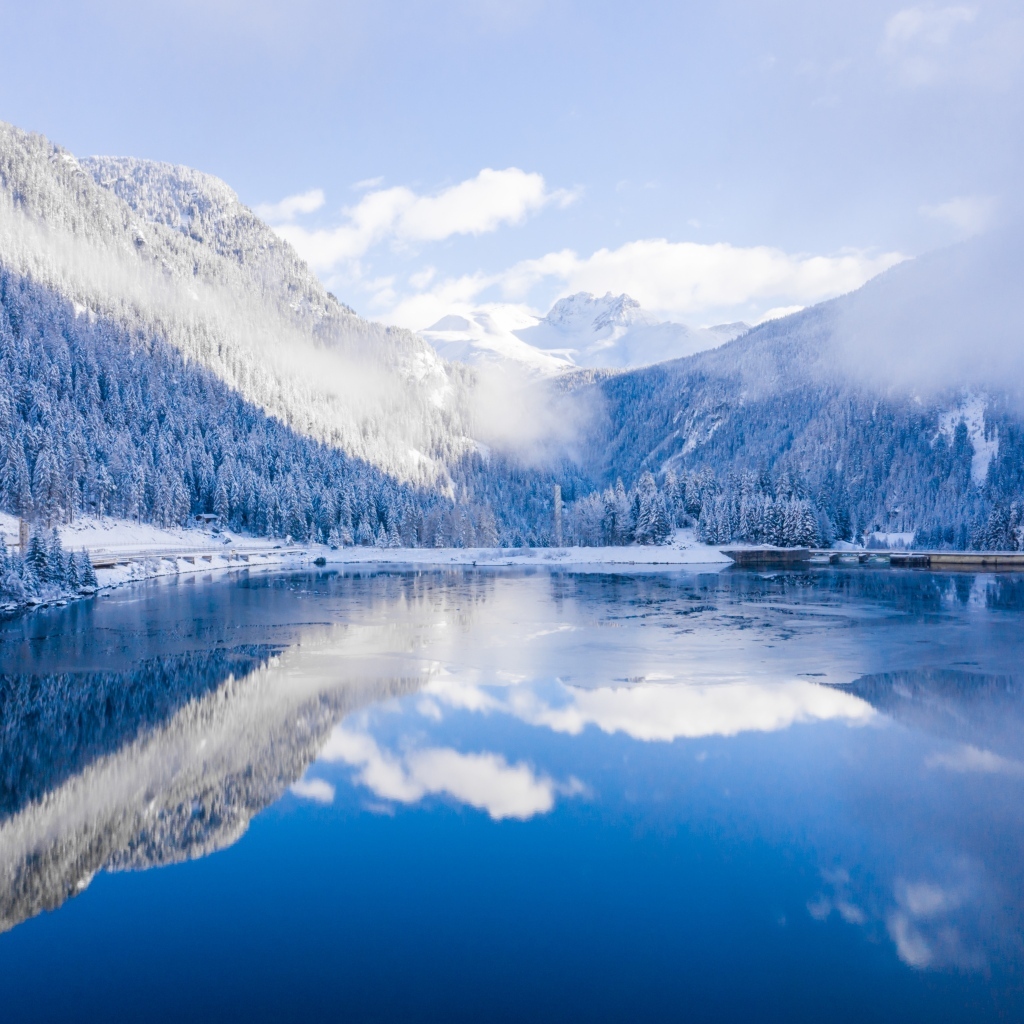 Покрытые снегом горы у покрытого льдом озера