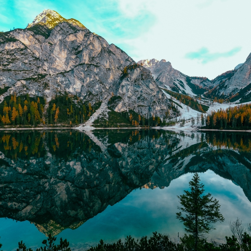 Каменные горы отражаются в глади озера