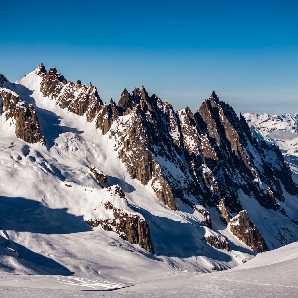 Солнце покрывает заснеженные горы