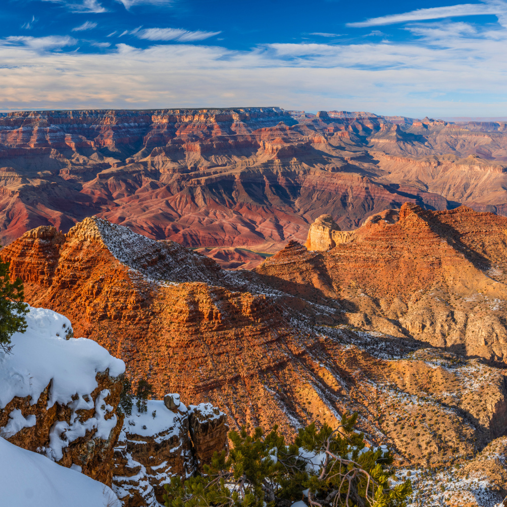 Вид на скалы Гранд-Каньон парка в лучах солнца